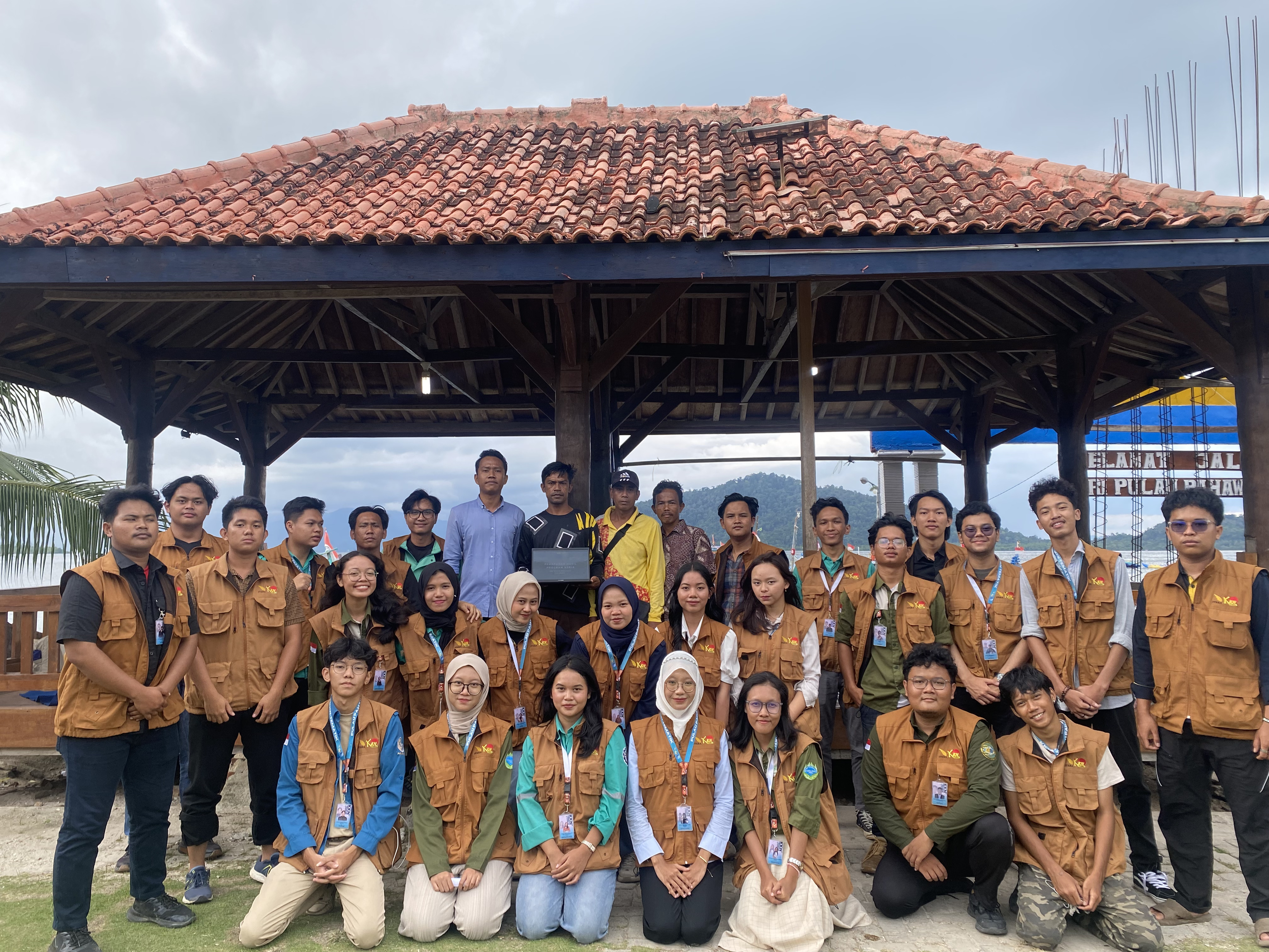 Mahasiswa KKN ITERA Lakukan Analisis Komposisi Paving Blok Berbahan Dasar Sampah dan Pengembangan Website Promosi Desa